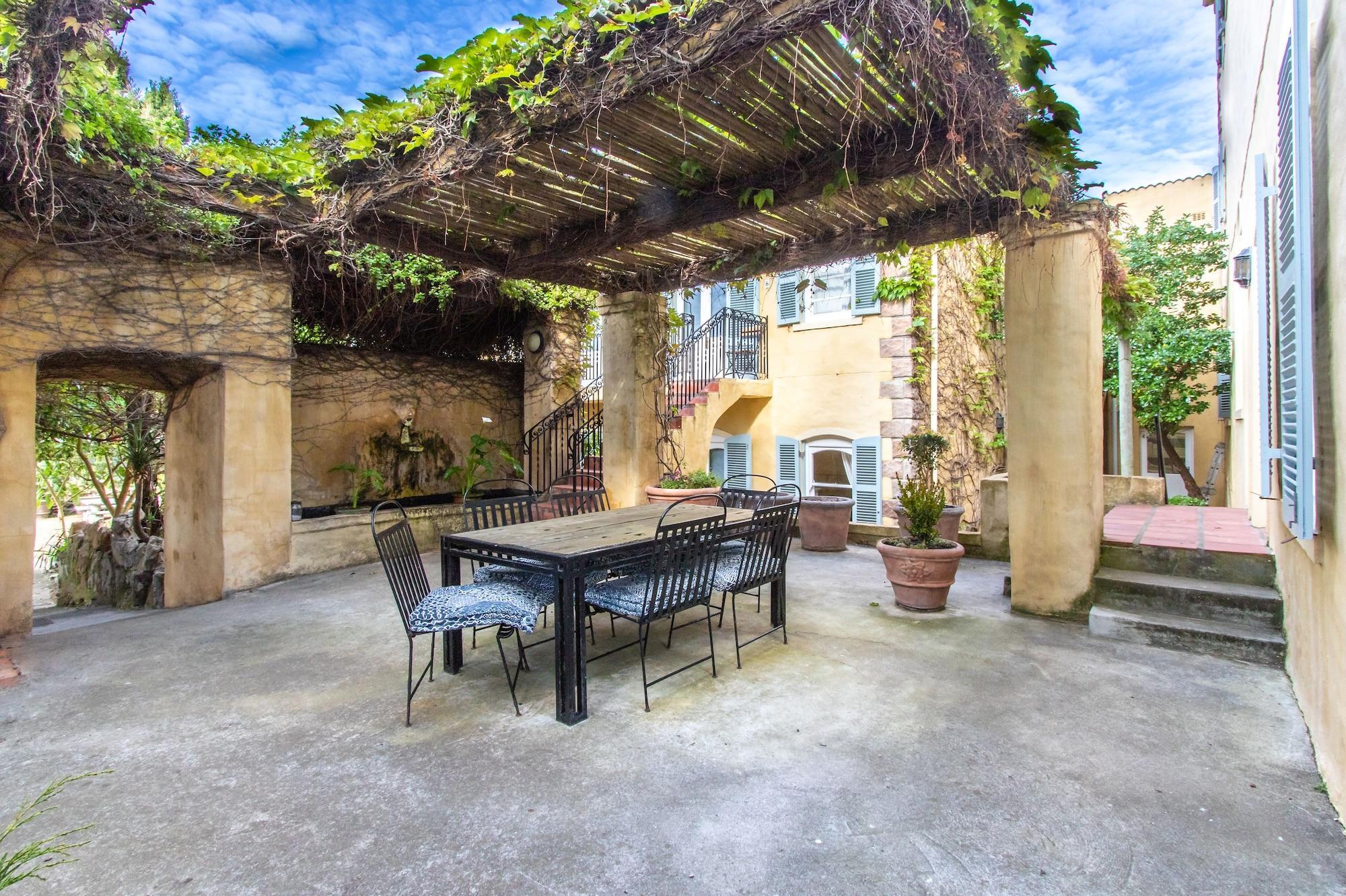 Burgundy Boutique & 4*